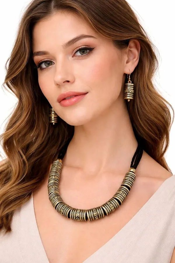 Beaded_Necklace_Set_With_Earrings