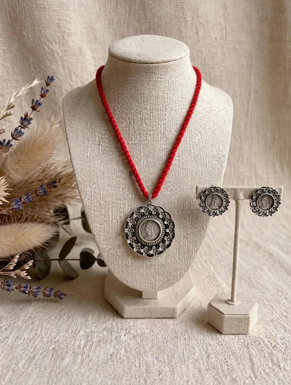 Victoria_Coin_Floral_Pendant_Set_with_Red_Dori_Thread��
