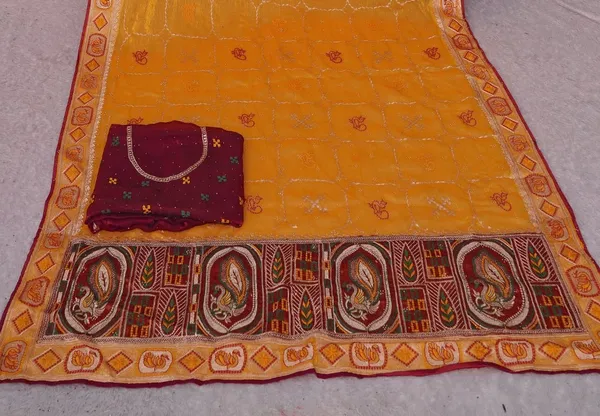 Tamba_Gold_Fandy_Chiffon_Satin_Premium_Saree_For_Women