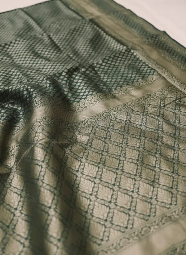 Green_Jacquard_Silk_And_Kanjivaram_Silk_Premium_Saree_For_Women
