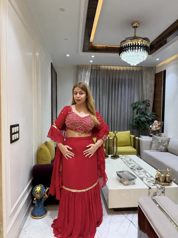 NAZAKAT_-_Hand_Embroidered_Blouse_With_Fishcut_Pre-draped_Saree
