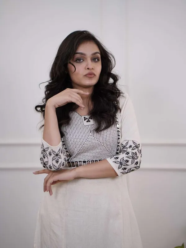 White_Cotton_Embroidered_Straight_Kurti_With_Pant_Set_For_Women