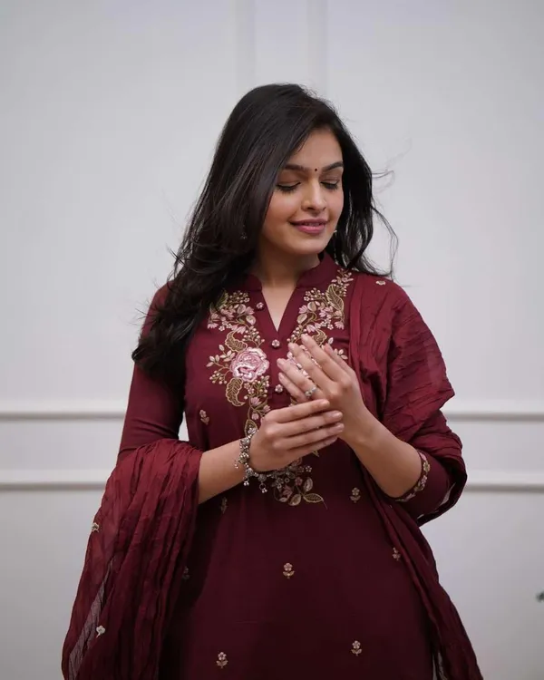 Maroon_Cotton_Regular_Embroidered_Straight_Kurti_Set_With_Pant_Dupatta_For_Women
