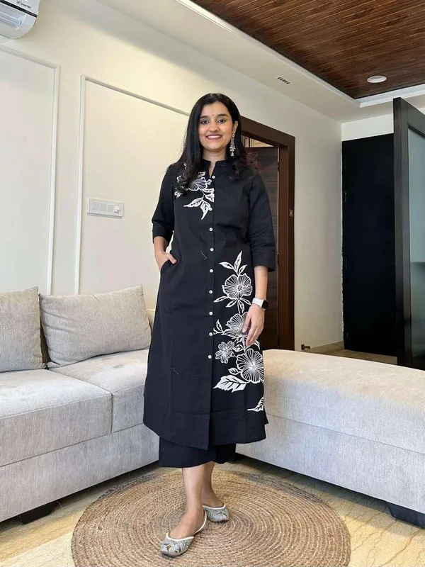 Black_Cotton_Regular_Floral_Printed_Straight_Kurti_With_Pant_Set_For_Women