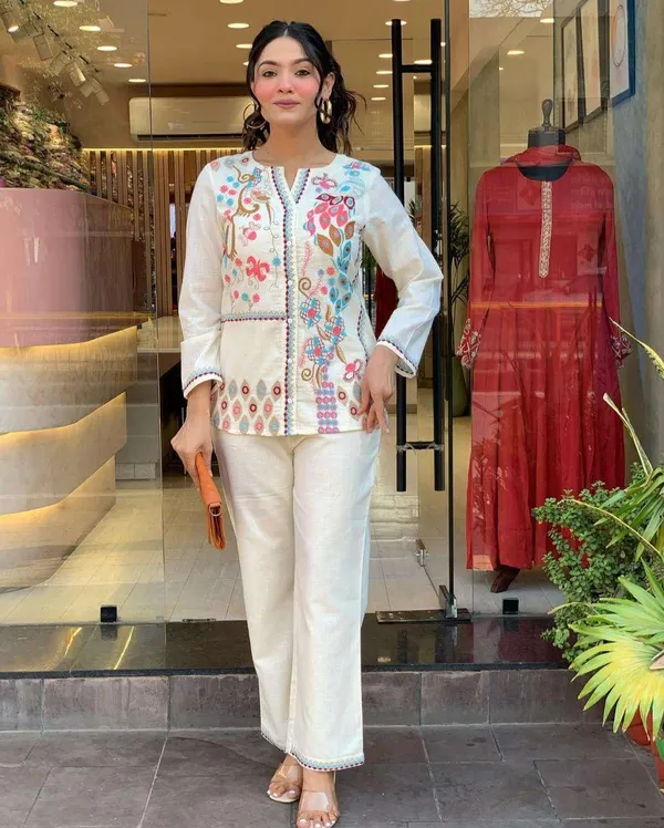 White_Cotton_Embroidered_Straight_Kurti_With_Pant_Set_For_Women