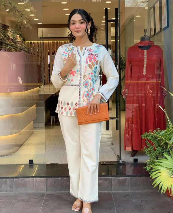 White_Cotton_Embroidered_Straight_Kurti_With_Pant_Set_For_Women