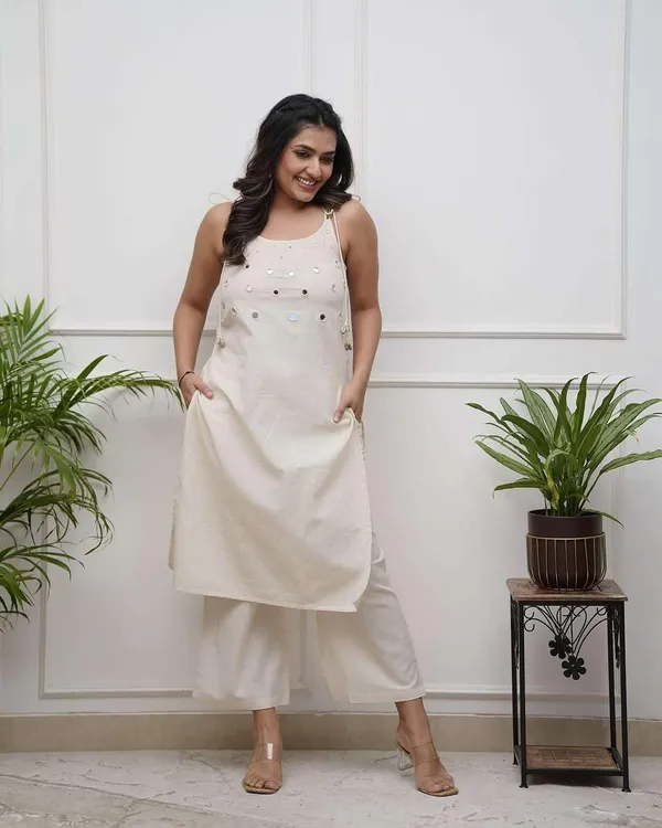 White_Cotton_Regular_Embroidered_Sleeveless_Kurti_With_Pant_Set_For_Women