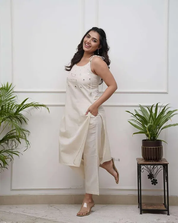 White_Cotton_Regular_Embroidered_Sleeveless_Kurti_With_Pant_Set_For_Women