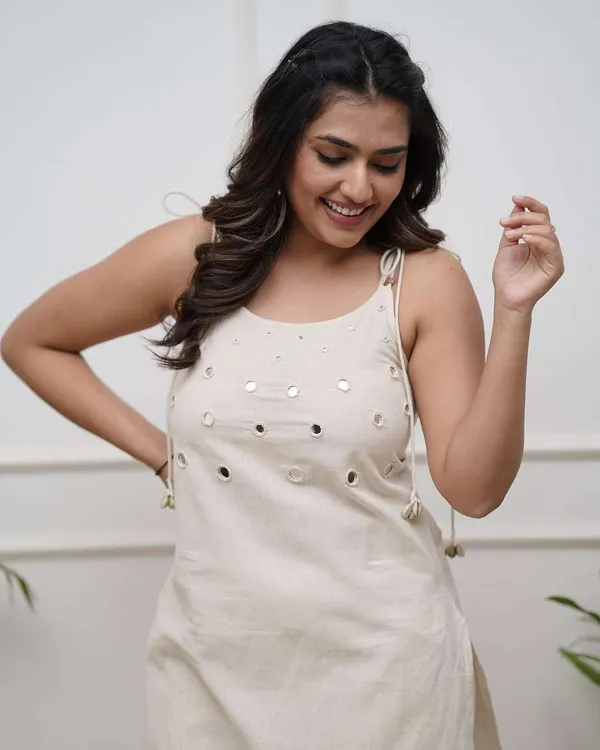 White_Cotton_Regular_Embroidered_Sleeveless_Kurti_With_Pant_Set_For_Women