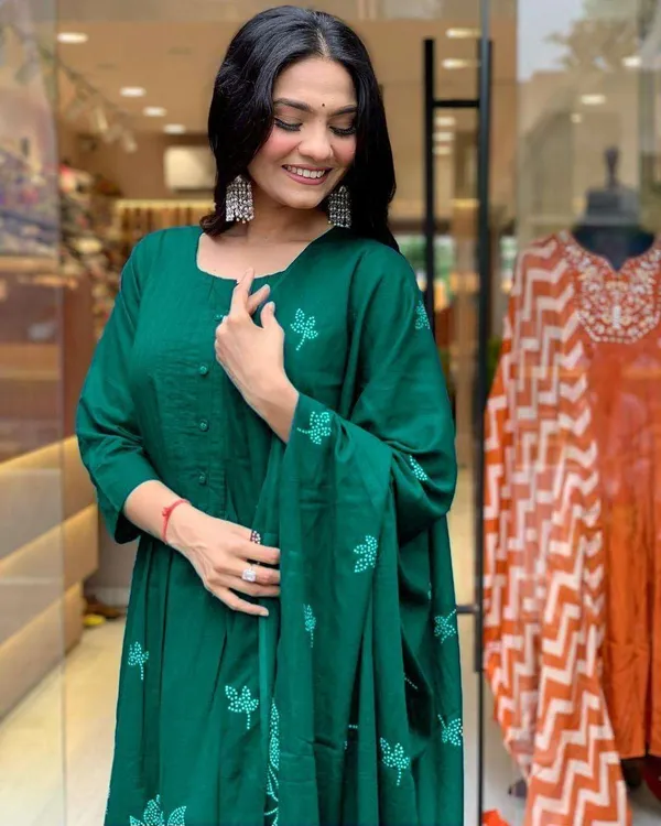 Green_Cotton_Floral_Printed_Long_Straight_Kurti_With_Pant_Dupatta_Set_For_Women
