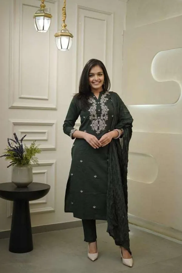 Black_Cotton_Regular_Embroidered_Kurti_Set_With_Dupatta_For_Women