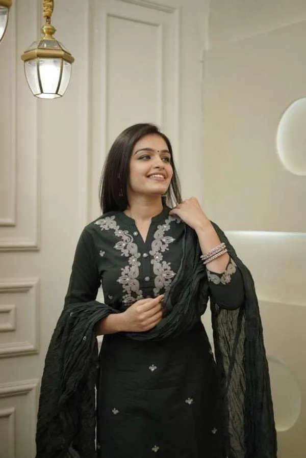 Black_Cotton_Regular_Embroidered_Kurti_Set_With_Dupatta_For_Women