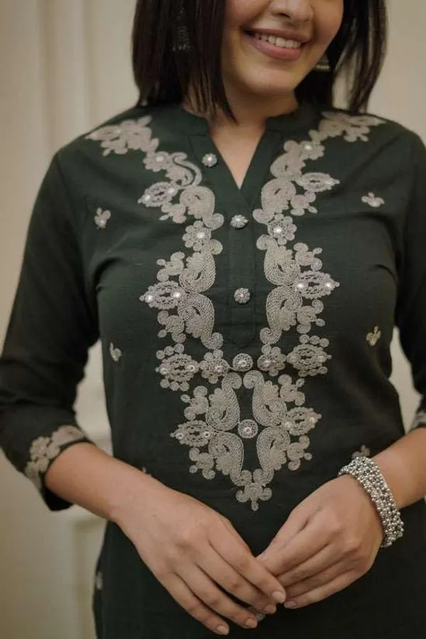 Black_Cotton_Regular_Embroidered_Kurti_Set_With_Dupatta_For_Women