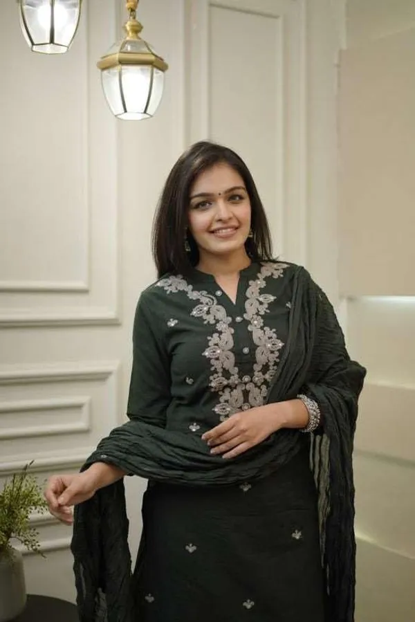 Black_Cotton_Regular_Embroidered_Kurti_Set_With_Dupatta_For_Women