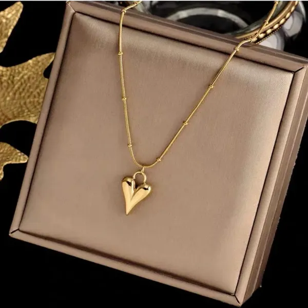 Golden_Heart_Pendant_Necklace_For_Women