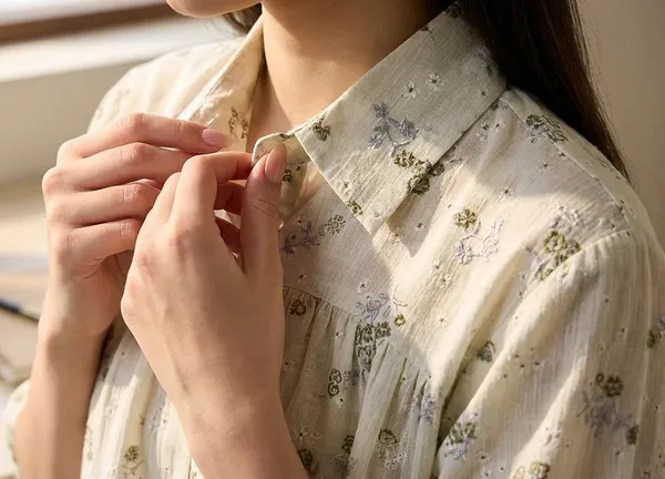 Womens_Collared_Button_Down_Shirt