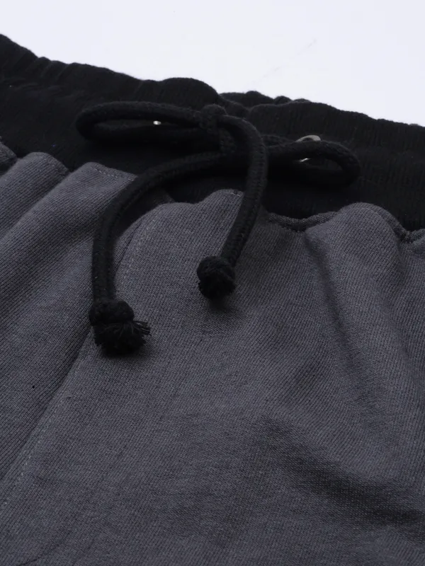 Grey_And_Black_Cotton_Blend_Cargo_Shorts_For_Men