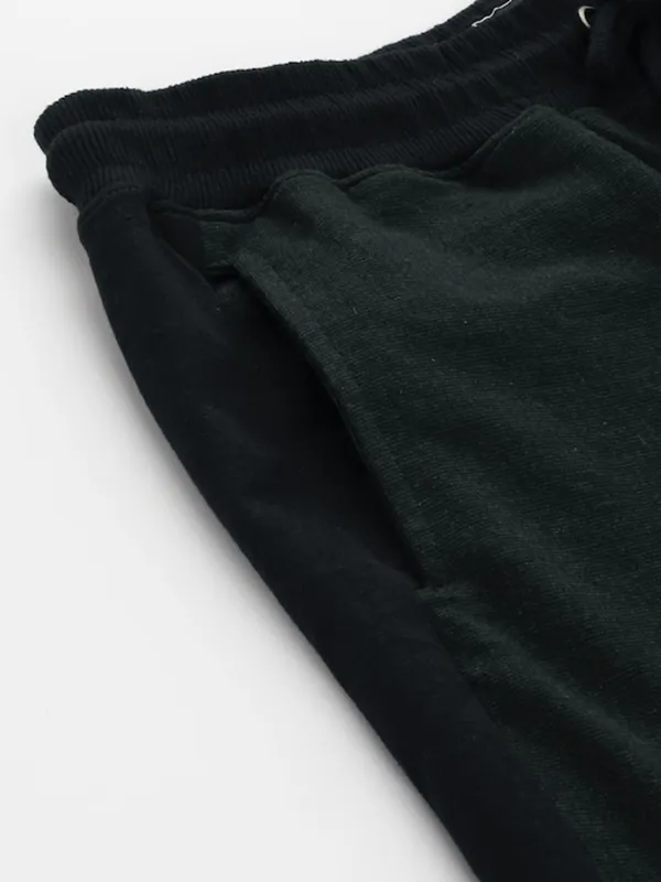 Black_Cotton_Blend_Relaxed_Fit_Capri_Joggers_For_Men