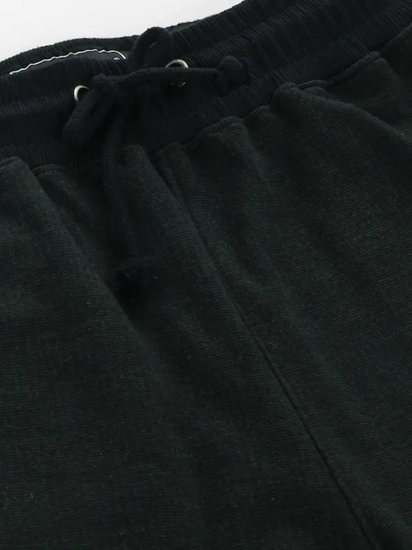 Black_Cotton_Blend_Relaxed_Fit_Capri_Joggers_For_Men