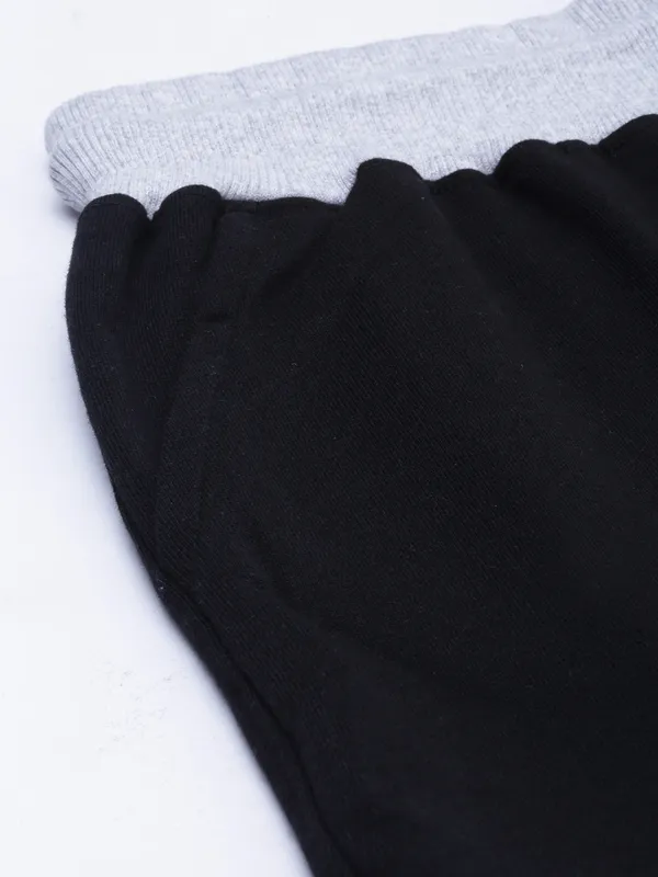 Black_Cotton_Blend_Relaxed_Fit_Contrast_Pocket_Shorts_For_Men