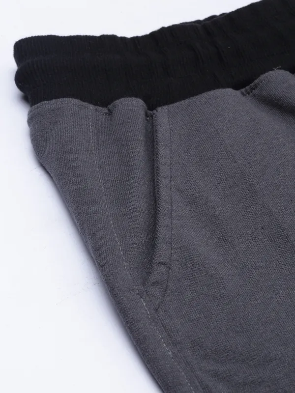 Grey_And_Black_Cotton_Blend_Cargo_Shorts_For_Men