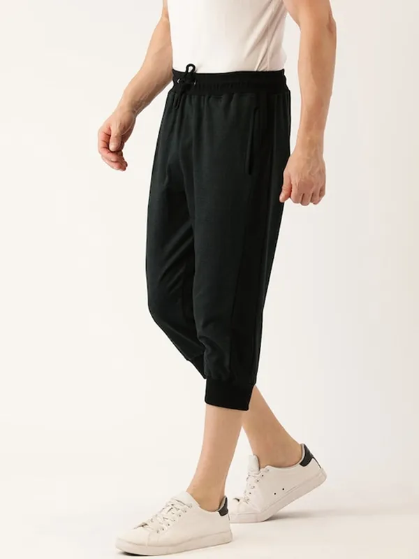 Black_Cotton_Blend_Relaxed_Fit_Capri_Joggers_For_Men