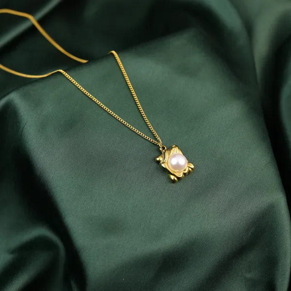 Gold_Pearl_Pendant_Necklace_For_Women
