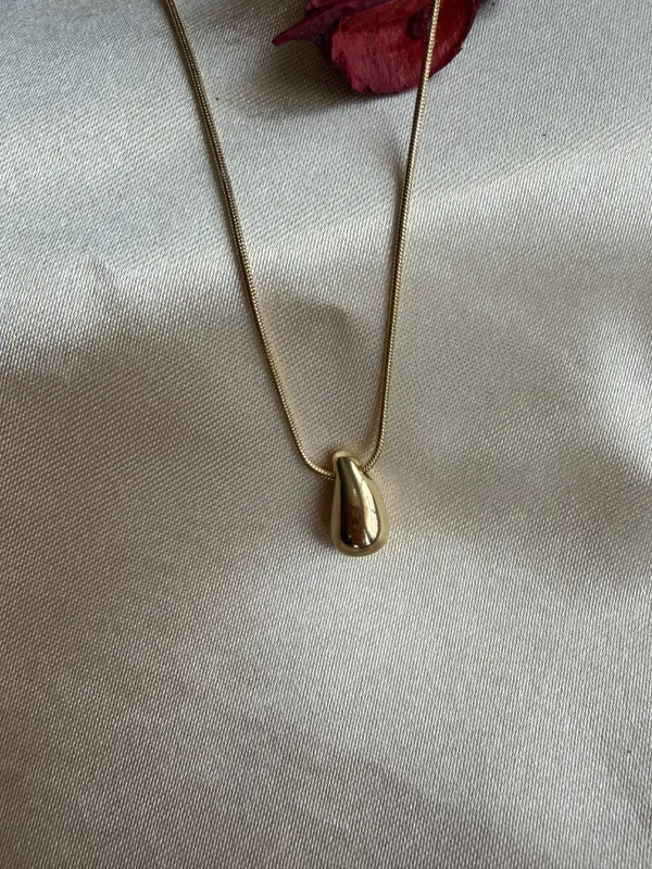 Gold_Drop_Pendant_Necklace_For_Women