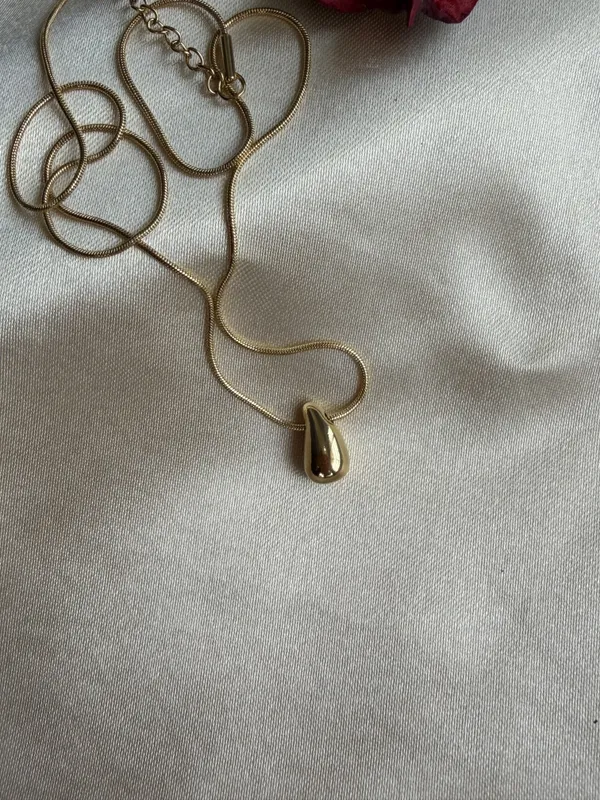 Gold_Drop_Pendant_Necklace_For_Women