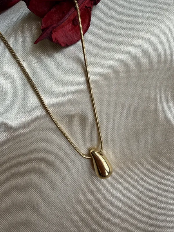 Gold_Drop_Pendant_Necklace_For_Women