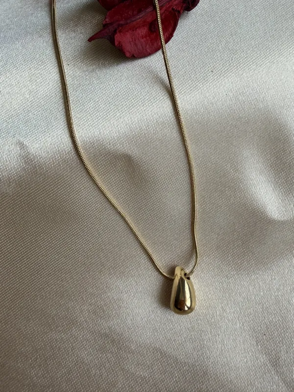 Gold_Drop_Pendant_Necklace_For_Women