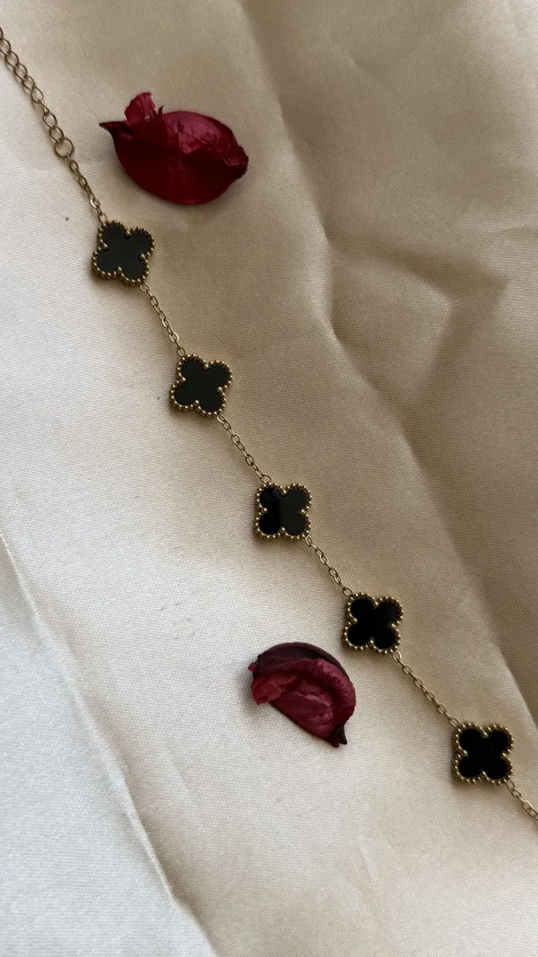 Black_clove,_charm_bracelet