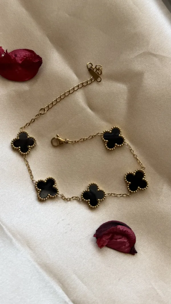 Black_clove,_charm_bracelet