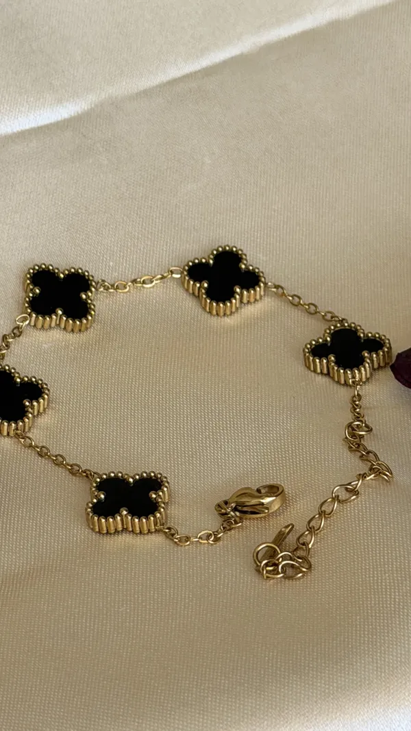 Black_clove,_charm_bracelet
