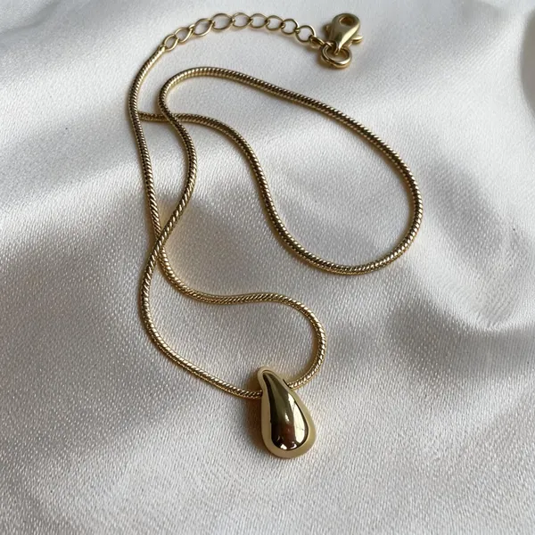 Gold_Drop_Pendant_Necklace_For_Women