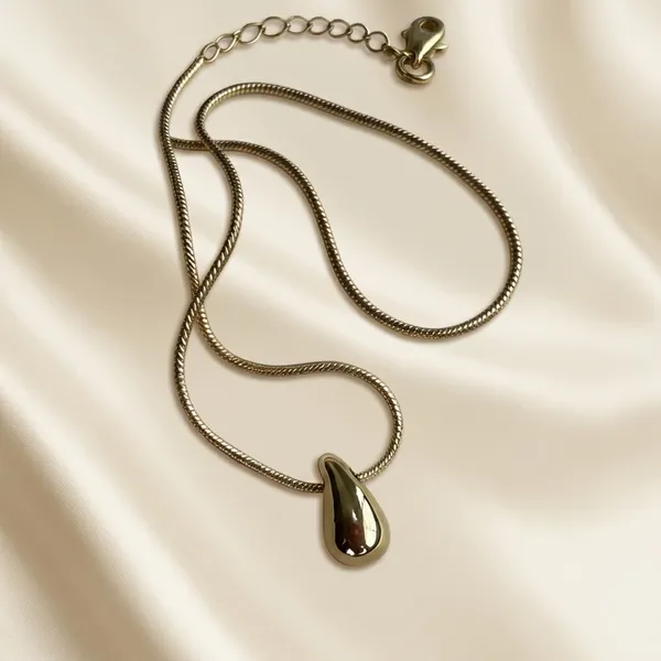 Gold_Drop_Pendant_Necklace_For_Women