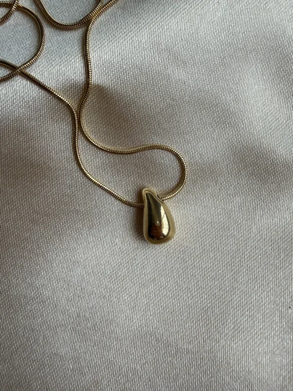 Gold_Drop_Pendant_Necklace_For_Women
