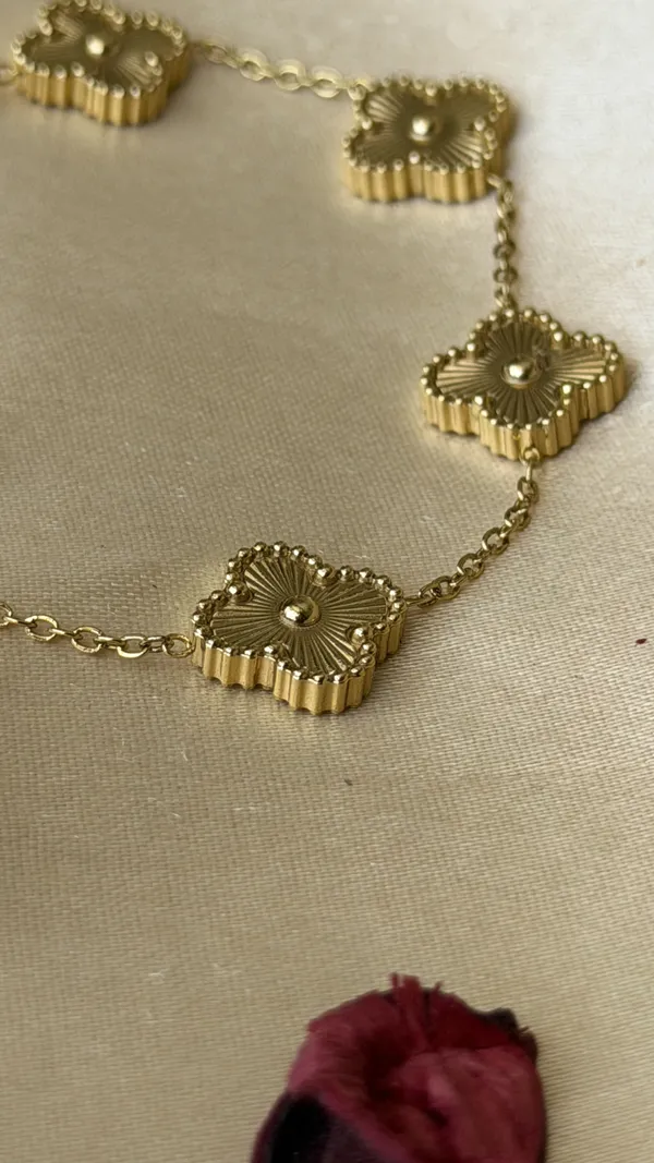 Golden_clove,_charm_bracelet