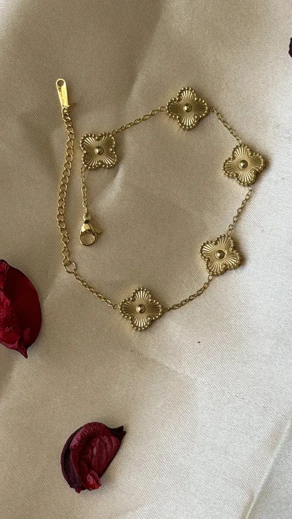 Golden_clove,_charm_bracelet
