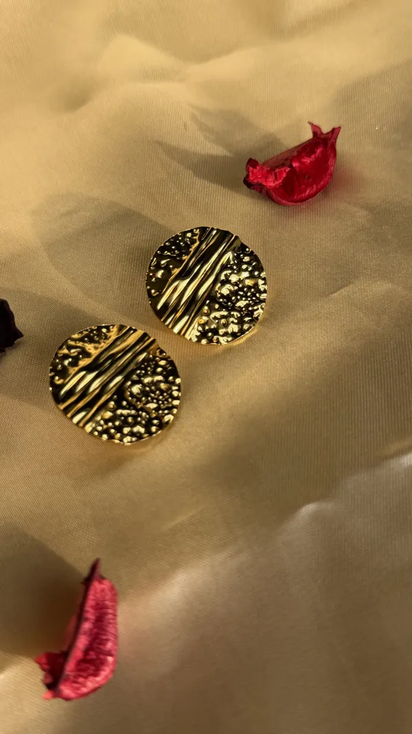 Moltem_Gold_statement_studs