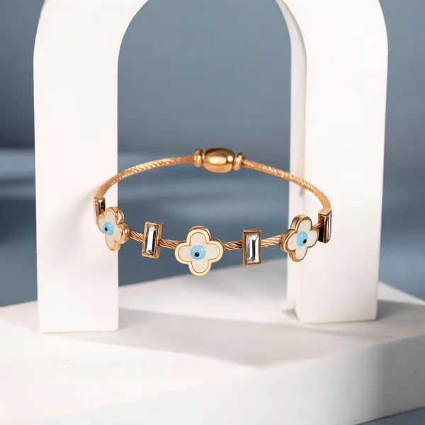 Floral_Bracelet_With_Magnet_Lock