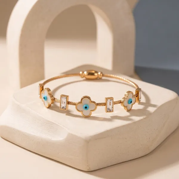 Floral_Bracelet_With_Magnet_Lock