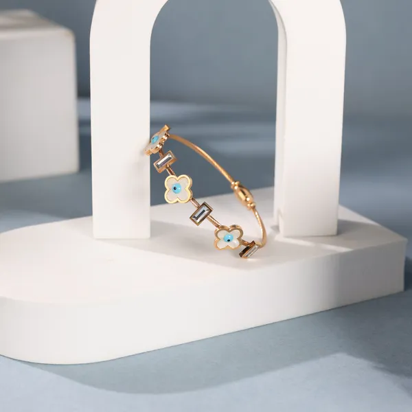 Floral_Bracelet_With_Magnet_Lock