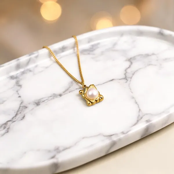 Gold_Pearl_Pendant_Necklace_For_Women