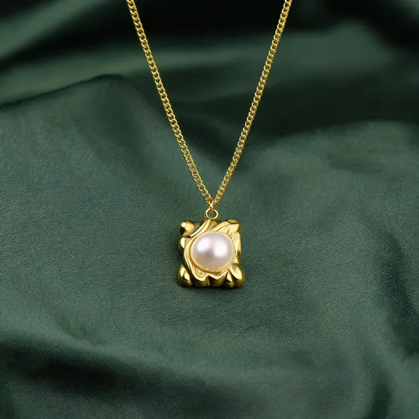 Gold_Pearl_Pendant_Necklace_For_Women
