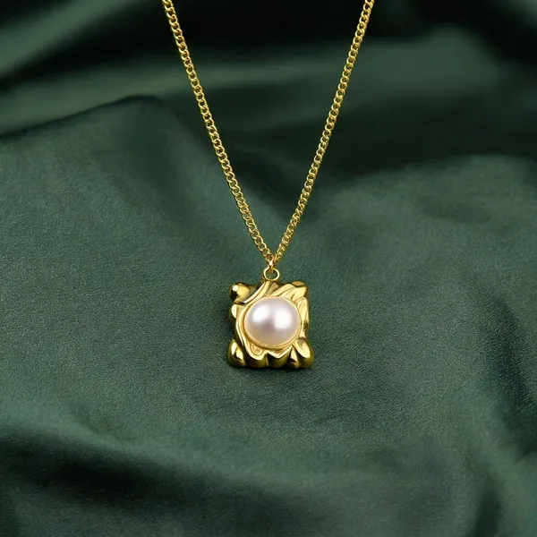 Gold_Pearl_Pendant_Necklace_For_Women
