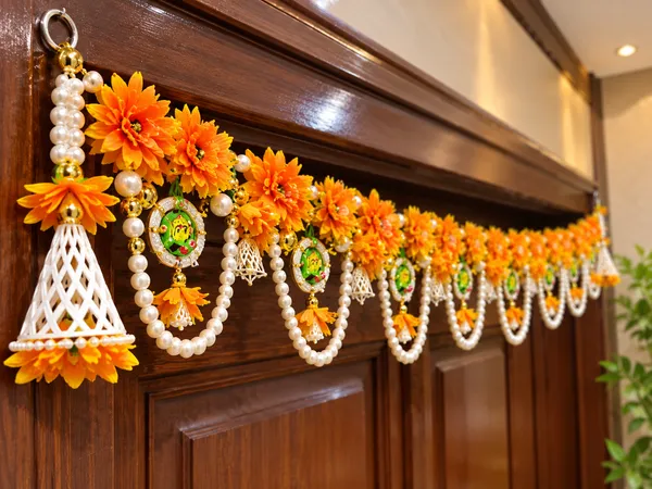 Pearl_Cascade_Festive_Door_Hanging