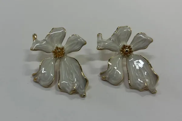 White_Enamel_Flower_Stud_Earrings_For_Women