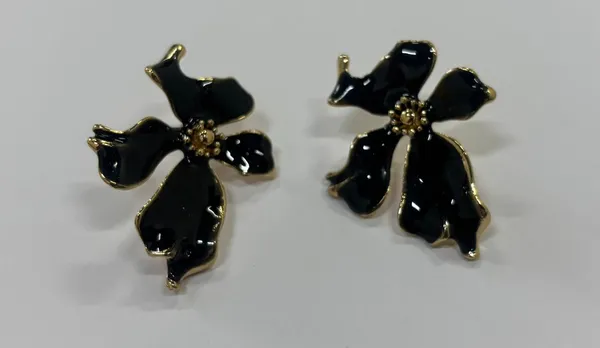 Black_Enamel_Gold_Tone_Floral_Stud_Earrings_For_Women