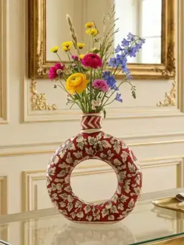 Crimson_Bloom_Ring_Ceramic_Vase